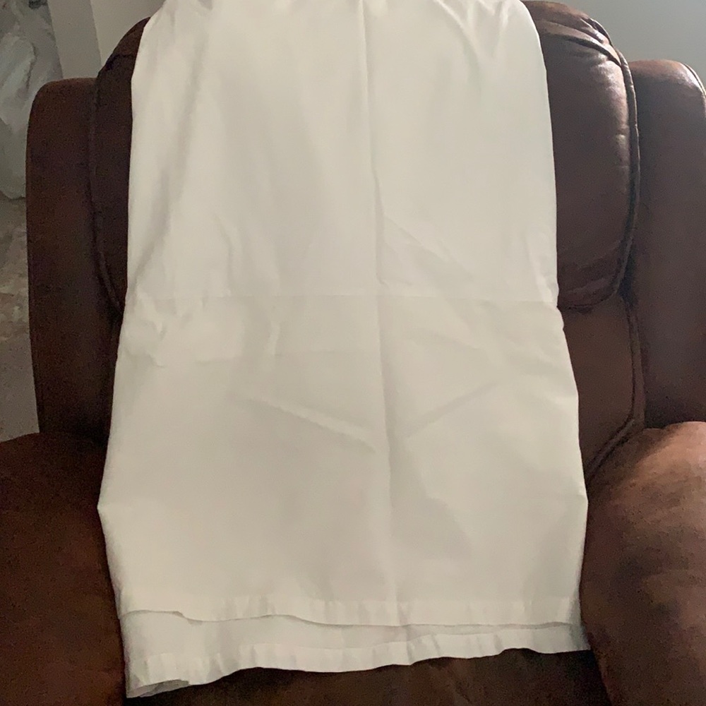 Pottery barn full bed skirt.